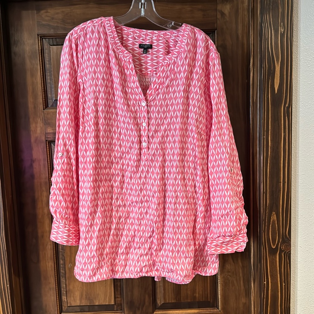 Get ready for spring.  Women’s 2X Talbots tunic.